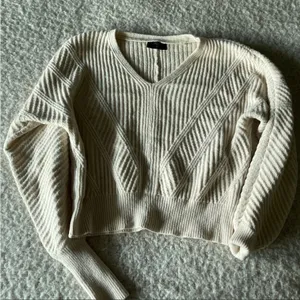 ‎Tahari small cream sweater thumbnail 1