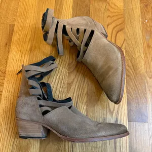 Free People Sloan Women’s 39 Tan Suede Strappy Ankle Booties Boots Western Boho thumbnail 3