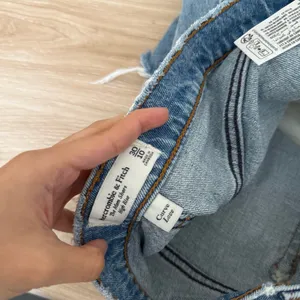 Abercrombie & Fitch 30/10 Curve Love Mom High Rise Shorts Denim Distressed thumbnail 4
