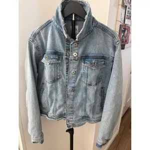 Zara Light Wash Distressed Denim Jacket Womens Large Blue Raw Hem Button Up L thumbnail 3