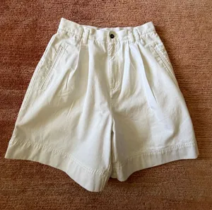 Vintage Lizsport Size 10 White 100% Cotton High Rise Pleated Bermuda Shorts thumbnail 1