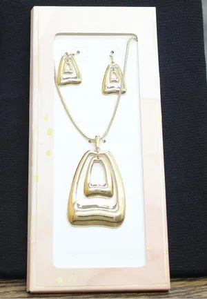 NWT Catherine Malandrino Pendant Necklace & Earring Set Gold Yellow 30" thumbnail 1
