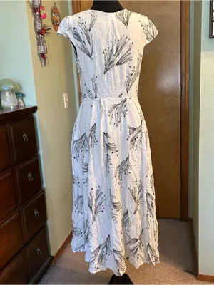 Free People white with floral print deep v-neck midi dress cap sleeves size 8 thumbnail 3