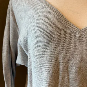 Express Gray V Neck Back Zip Tunic Sweater Women’s Large thumbnail 3