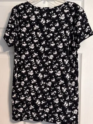 Victoria’s Secret Pink Black Perfect V-Neck Short Sleeve Purple Floral Print Tee thumbnail 3