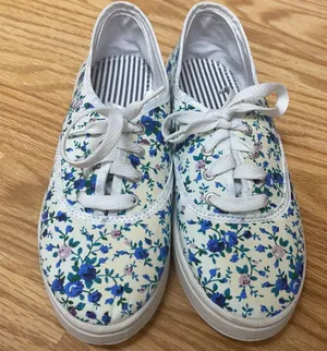 🦋4/$25 Floral Shoes Size 8 Medium thumbnail 1