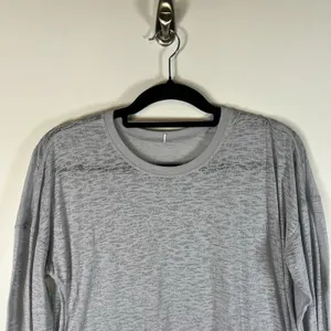 Lululemon Tie Your Practice‎ Long sleeve Gray Women's crew neck Sz 10 Athletic thumbnail 2