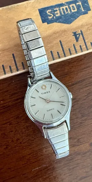 Vintage Timex Stretchy Watch need batteries thumbnail 1
