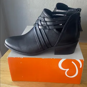 BareTraps black goldie Ankle boots Criss Cross Boho zip up size 7 NWT thumbnail 4