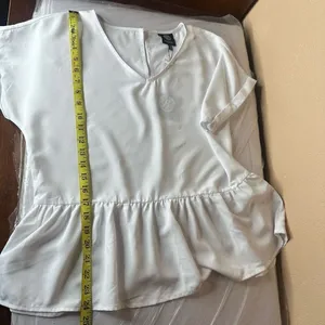Bobeau Solid V-Neck Ruffle Hem Blouse Size Medium thumbnail 7
