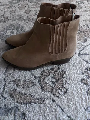 Universal Threads Women's Alena Western Memory Foam Boots - Tan Size 8.5. NWT. Has some minor scuffs from storage that can be easily cleaned. No damage. thumbnail 2