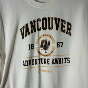 Vancouver Canada Graphic Sweatshirt Women’s L Tan Crewneck Adventure Awaits thumbnail 2