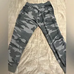 Splendid Camo Lightweight Joggers Size Medium thumbnail 4