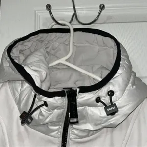 Guess White Lightweight Puffer Belted
Jacket(Size Small) thumbnail 3