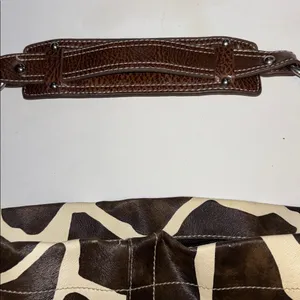 Source Unknown BROWN & CREAM FAUX LEATHER GIRAFFE PRINT DESIGN BIG BUCKET BAG SILVER HARDWARE thumbnail 8