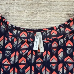 Live 4 Truth Navy/Coral Geometric Blouse (Size Small) thumbnail 5