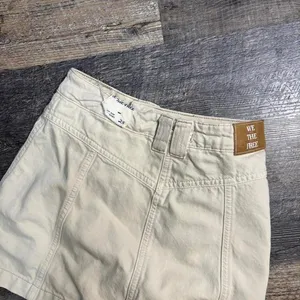 2000s Free People cream cargo short Size 25‎ thumbnail 3
