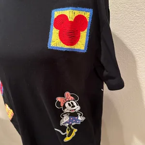 NWOT Disney "Happy Moments" Crochet Patch Graphic T-Shirt S thumbnail 3