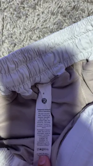 Lululemon Hotty Hot Shorts Low-Rise 2.5" thumbnail 3