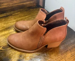 Baretraps brown heeled ankle boots size 6.5 thumbnail 1