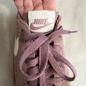 🔥 Nike SB Check Solarsoft Sneakers – Mauve/White Gum Sole (Women’s Size 8.5) thumbnail 6