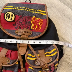 Harry Potter Hogwarts Gryffindor Backpack Alumni Satchel Tote 9 3/4 Wizard World thumbnail 3