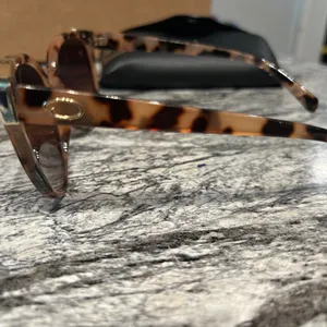 Oscar de la Renta Stylish Tortoise Shell Sunglasses thumbnail 4