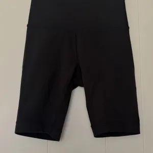LULULEMON Wunder Train High Rise Short 8" in Black Size 2 thumbnail 5