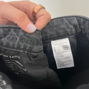 [American Eagle Outfitters] Washed Black High Rise Tapered Stretch Mom Jeans 6 thumbnail 10