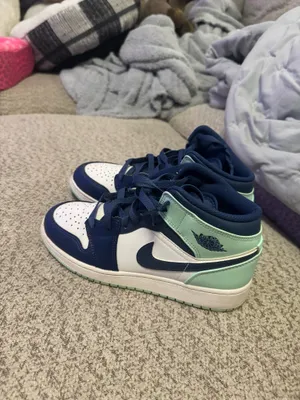 Women’s nike jordan mids  thumbnail 3