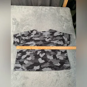 Lululemon athletica Camo cropped T-Shirt - Black and Gray thumbnail 8