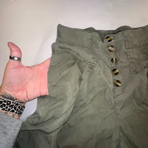 one 5 one - Army Green Gaucho Capri Pants Women's Size Medium Palazzo Cullotes thumbnail 3