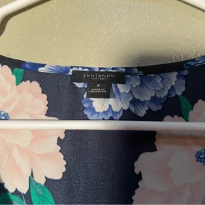 Ann Taylor Women's Size Medium Sleeveless V-Neck Blouse Navy Blue Pink‎ Floral thumbnail 9