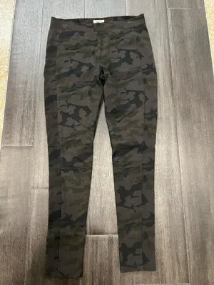 Soft black camo leggings with a smooth finish. Elastic waistband for a snug fit. Simple versatile style for everyday wear. Mudd. Size large. 65% rayon, 30% nylon, 5% spandex thumbnail 2