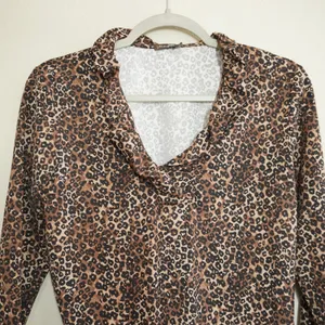 J. McLaughlin Size Medium Leopard Print Ruffle Cowl Neck 3/4 Sleeve Top‎ Brown thumbnail 2