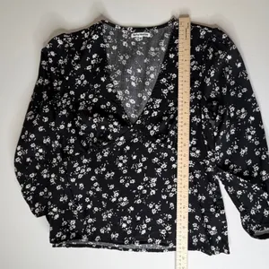 Reformation Black Floral Tie Back Babydoll Blouse Medium Lightweight‎ Feminine thumbnail 8