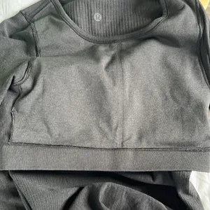 Lululemon ribbed gray cropped long sleeve top built in bra size 6 thumbnail 5