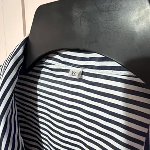 Black and White Button Down Long Sleeve Shirt Size XL thumbnail 4