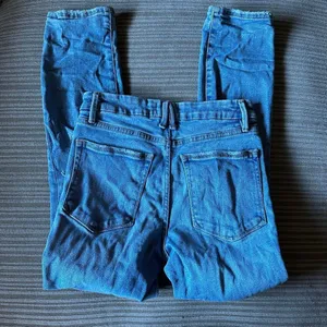 Good American distressed straight leg jeans 2/26 thumbnail 6