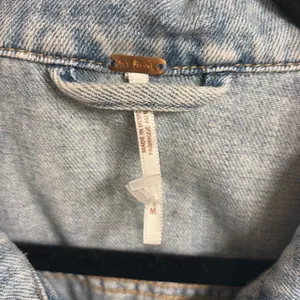 ✨FREE PEOPLE RUMORS LIGHT WASH DENIM SZ MEDIUM JACKET✨ thumbnail 6