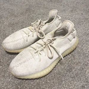Yeezy Boost 350 V2 thumbnail 1