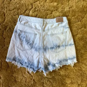 American Eagle Mom Shorts High Rise Bleached Distressed Cut Off Denim Shorts thumbnail 11
