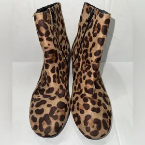 Bobbie Brooks Sz 7 Faux Suede Leopard Print Zip Up Stack Heel Ankle Boots thumbnail 2