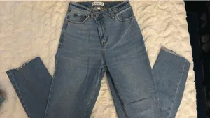 Abercrombie Ultra High-Rise Straight Jeans thumbnail 1