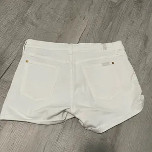 7 for all Mankind- Size 29 shorts NEVER WORN thumbnail 2