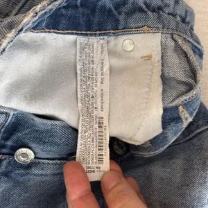 Zara Women‎ Distressed Denim Shorts Medium Wash Button Fly Size 4 thumbnail 4