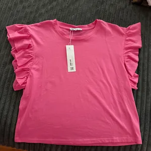Zara pink ruffle sleeve top thumbnail 1