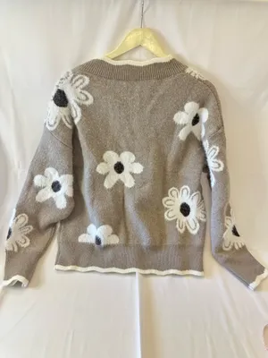 Boutique long sleeve flower women’s medium V-neck sweater thumbnail 5