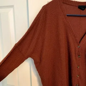 Out From Under Rust Oversized Thermal Button Front Top Women's Size Small‎ thumbnail 2
