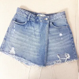 ZARA DENIM ASYMMETRICAL LIGHT BLUE WASH MINI SKORT Distressed XS WAIST thumbnail 6